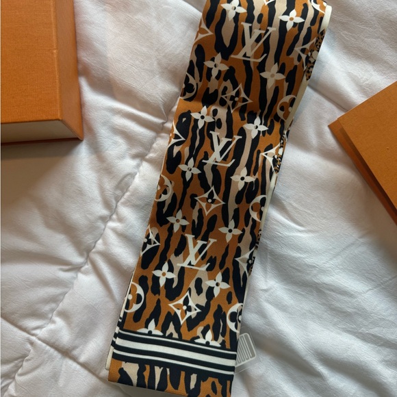 Louis Vuitton reversible jungle bandeau (rare) (twilly) - Picture 5 of 5